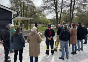 Gabriella Nilsson från Sparbanken Skåne håller tal på invigningen av den nya båtrampen i Vressel. April 2025.