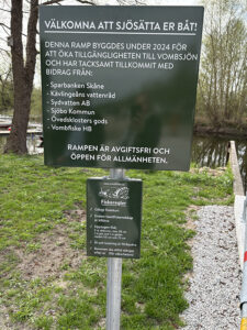 Skylt vid båtrampen i Vressel. På skylten står det vilka organisationer som bidragit till byggandet av båtrampen; Sparbanken Skåne, Kävlingeåns vattenråd, Sydvatten, Sjöbo kommun, Öveds kloster och Vombfiske HB