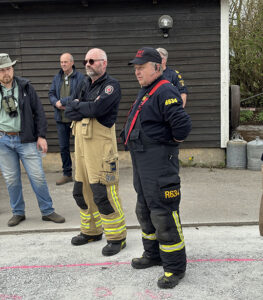 Håkan Lindqvist från räddningstjänsten Skåne håller tal på invigningen av den nya båtrampen i Vressel. April 2025.