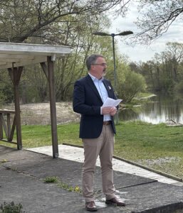 Magnus Weberg, Kommunstyrelsens ordförande i Sjöbo kommun håller tal vid invigningen av den nya båtrampen i Vressel. April 2025