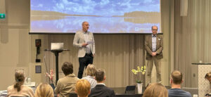 Mattias Leijon, VD och Stefan Johnsson, Säkerhets- och kvalitetschef på Sydvatten öppnar krisvattenseminariet 4 april 2025