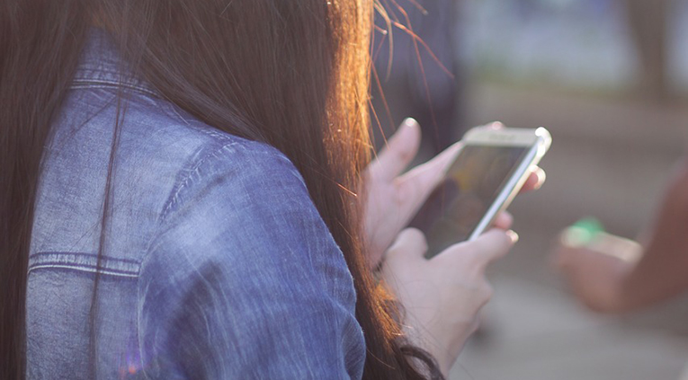 händer som håller en mobilteledfon