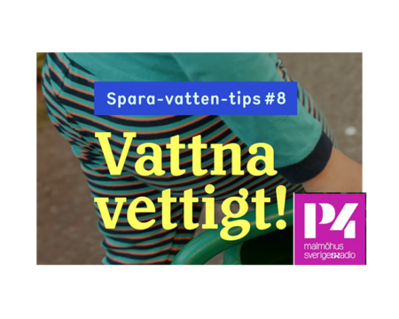 Barn i pyjamas bär en vattenkanna. Text Vattna Vettigt. Logga SR P4.