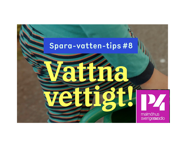 Barn i pyjamas bär en vattenkanna. Text Vattna Vettigt. Logga SR P4.