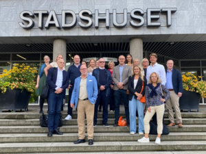 Besökare på Swedbanks rundresa hösten 2025 utanför Malmös stadshus.