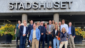 Besökare på Swedbanks rundresa hösten 2025 utanför Malmös stadshus.