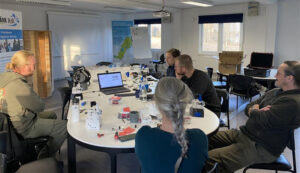 Personer runt ett bord bygger mikroskop