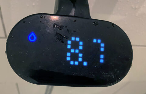 Duschamätare som visar att 8,7 liter vatten används.