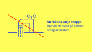 En röd linje tvärs över en rinnande vattenkran. Nu räknas varje droppe. Undvik att slösa på vatten. Stäng av kranen.