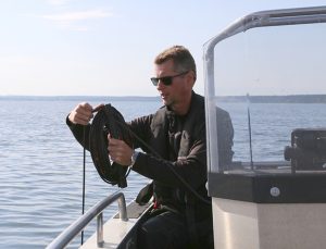 Mikael Henriksson tar prover på Vombsjön