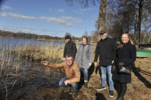 Komunalråd, komundirektör och Juha Ranikinen vid sjön Bolmen