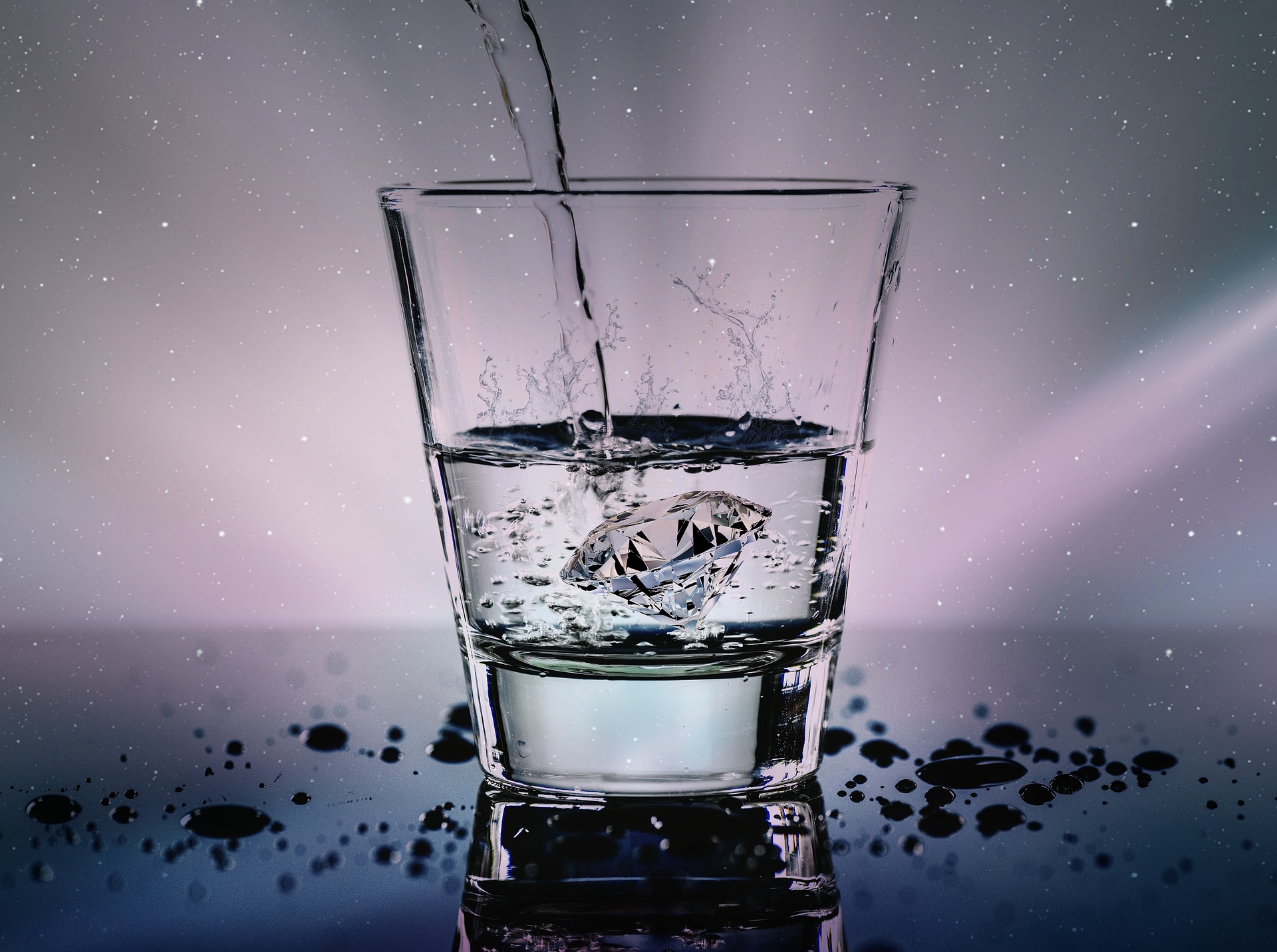 Vatten hälls i ett glas